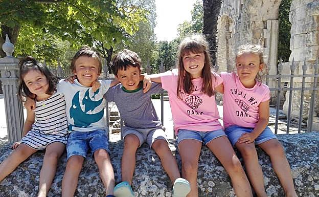 Anna, segunda por la derecha, con sus hermanos guipuzcoanos a los que este año no puede visitar. 