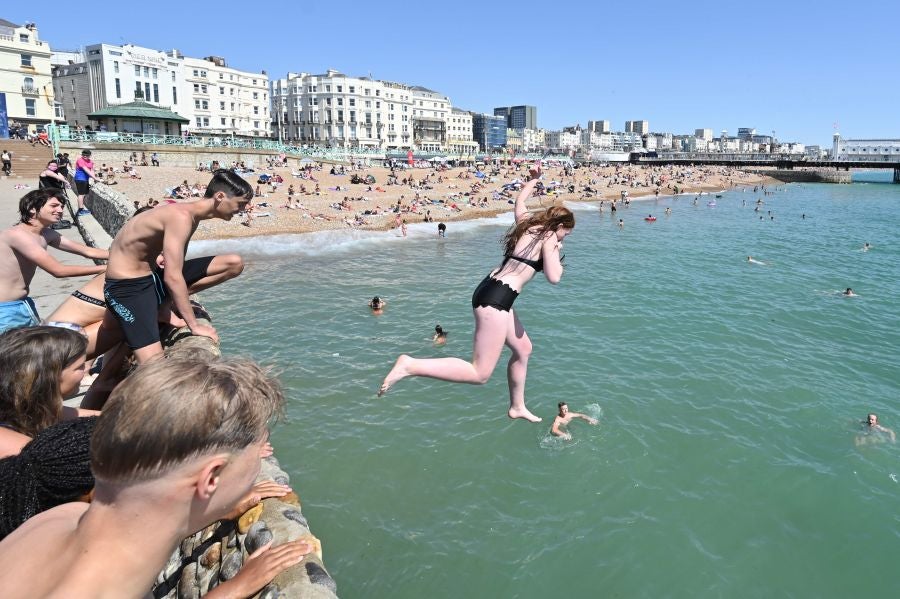 Los bañistas llenan la playa de Brighton, en el sur de Inglaterra en el verano marcado por el coronavirus 