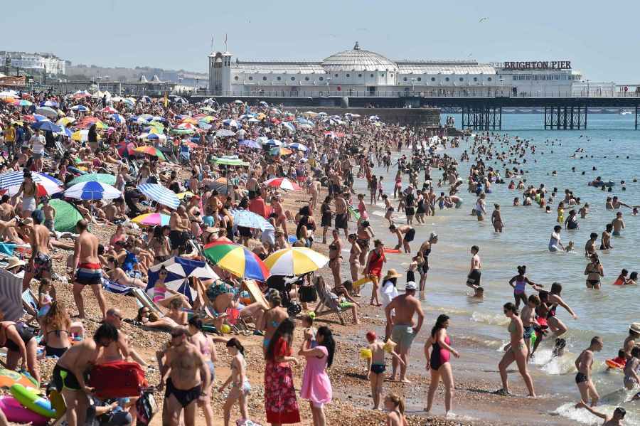 Los bañistas llenan la playa de Brighton, en el sur de Inglaterra en el verano marcado por el coronavirus 