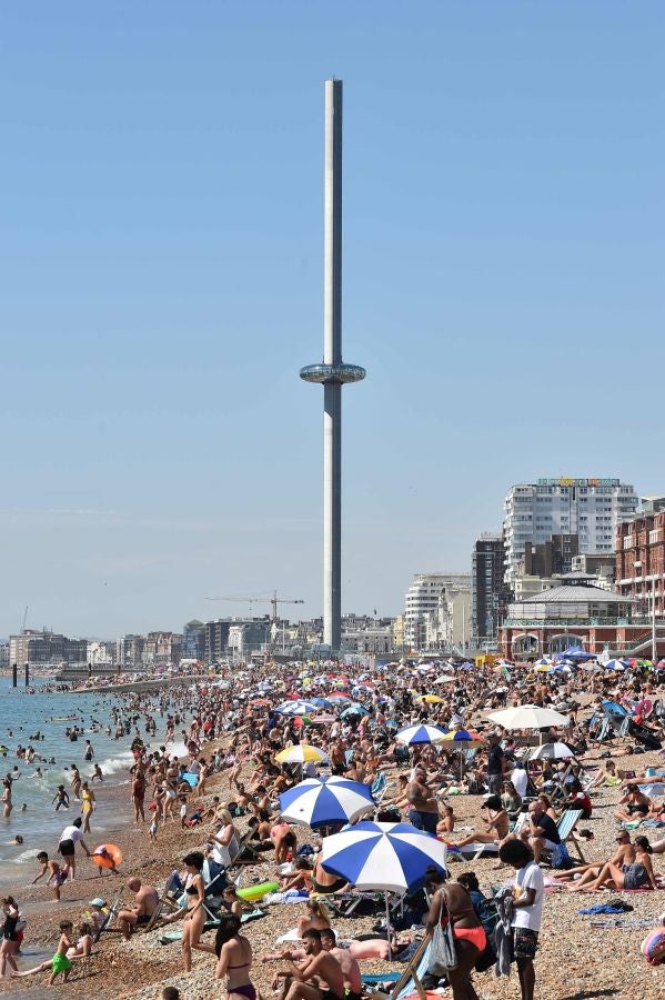 Los bañistas llenan la playa de Brighton, en el sur de Inglaterra en el verano marcado por el coronavirus 