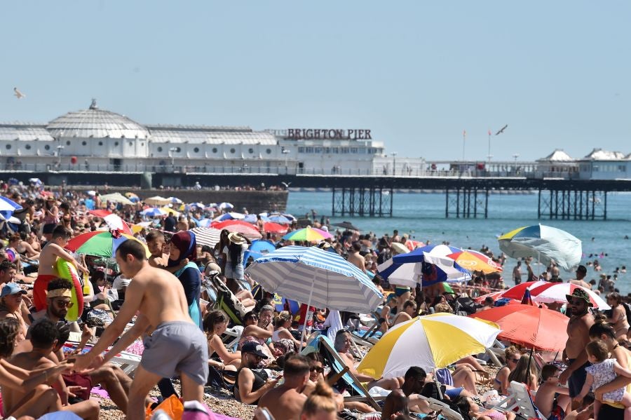 Los bañistas llenan la playa de Brighton, en el sur de Inglaterra en el verano marcado por el coronavirus 