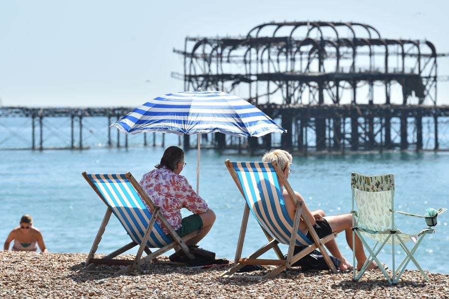 Los bañistas llenan la playa de Brighton, en el sur de Inglaterra en el verano marcado por el coronavirus 