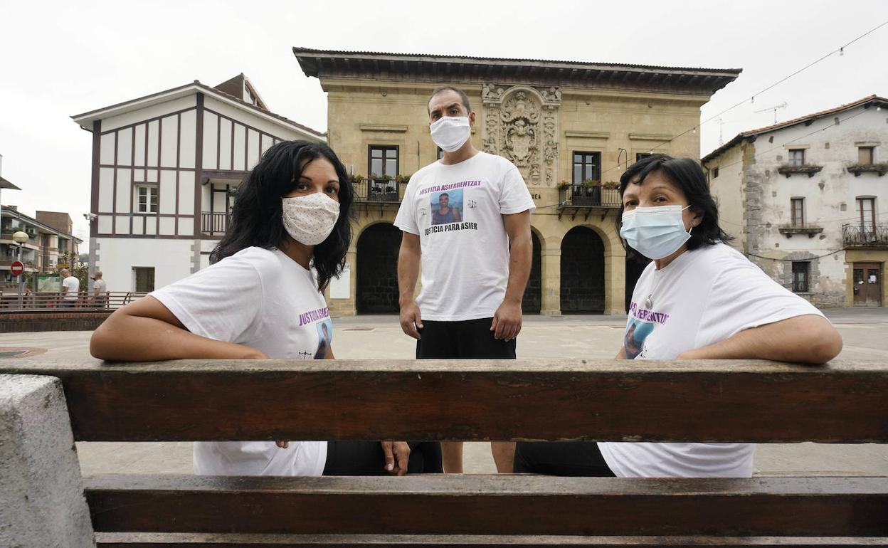 Yoana y Juanjo Niebla, hermanos de Asier, junto a su madre, Elena, ayer en la plaza del Ayuntamiento de Urnieta.
