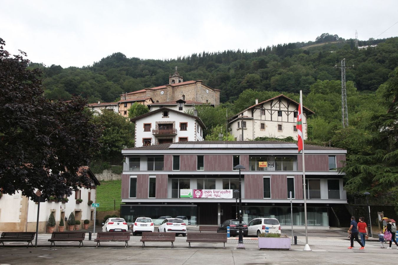 Dos bonitos enclaves rurales atravesados por el Oria, muy bien comunicados por la N-1, que permiten disfrutar de su patrimonio y su entorno natural. 