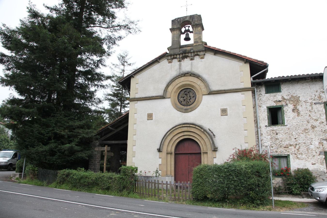 Dos bonitos enclaves rurales atravesados por el Oria, muy bien comunicados por la N-1, que permiten disfrutar de su patrimonio y su entorno natural. 