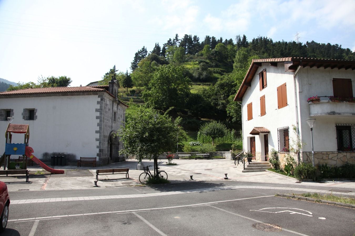 Dos bonitos enclaves rurales atravesados por el Oria, muy bien comunicados por la N-1, que permiten disfrutar de su patrimonio y su entorno natural. 