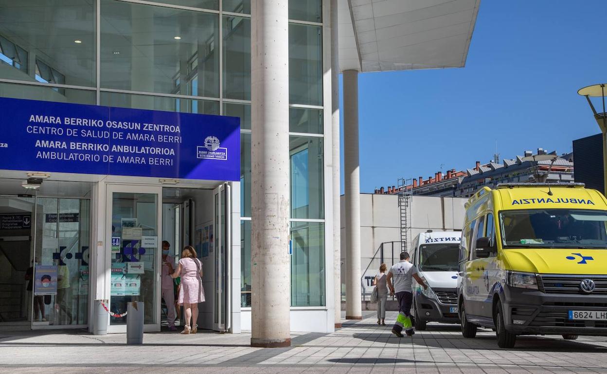 Usuarios y sanitarios, en la entrada del ambulatorio de Amara Berri, en Donostia.
