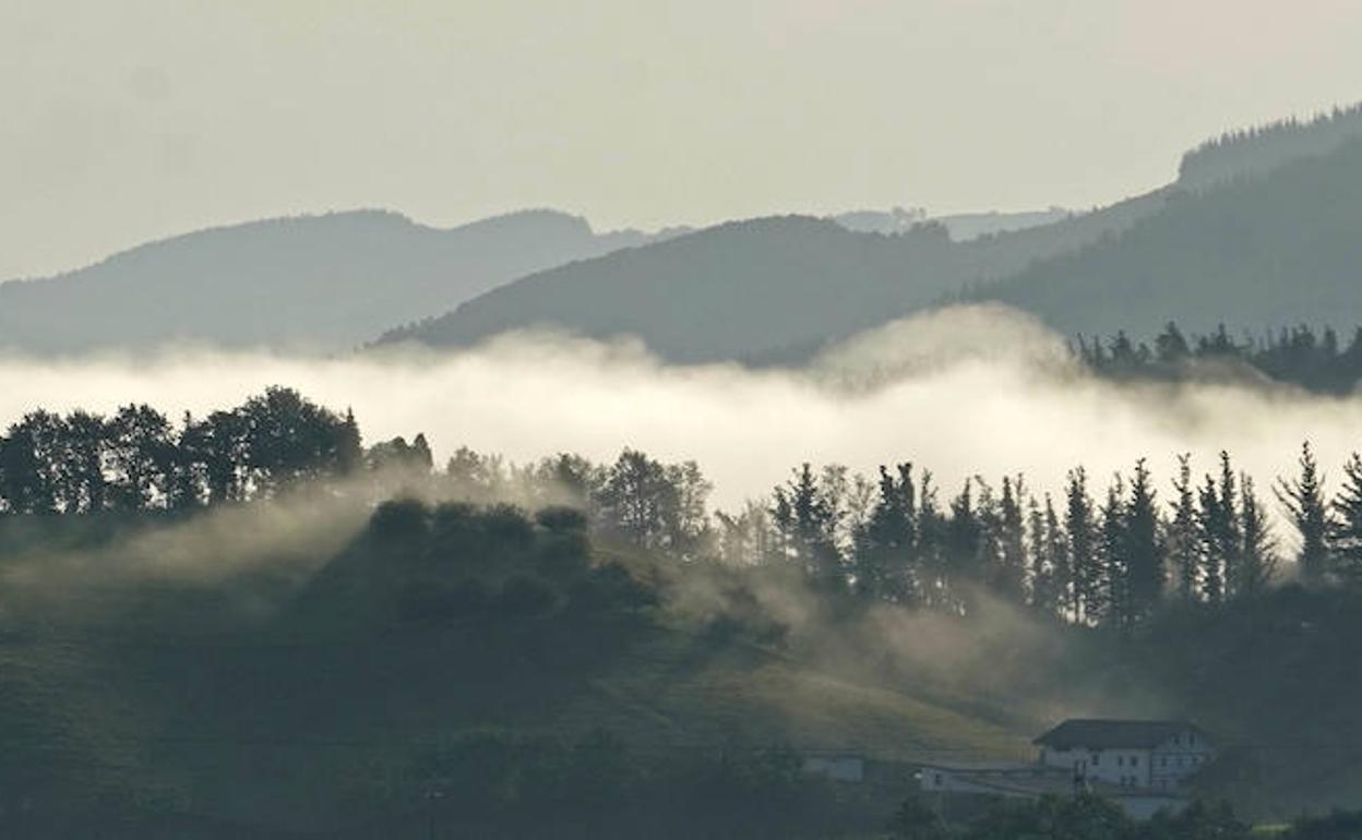 Preciosa estampa del amanecer con Urnieta bajo la niebla al pie del Adarra.