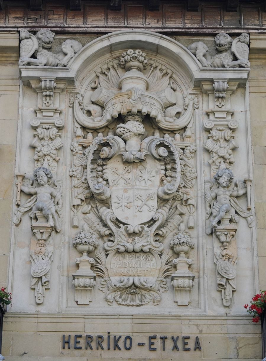 Entre los valles del Oria y del Urumea, rodeado de bellos montes, fue un importante lugar de paso en la ruta jacobea que discurría por el interior de Gipuzkoa. 