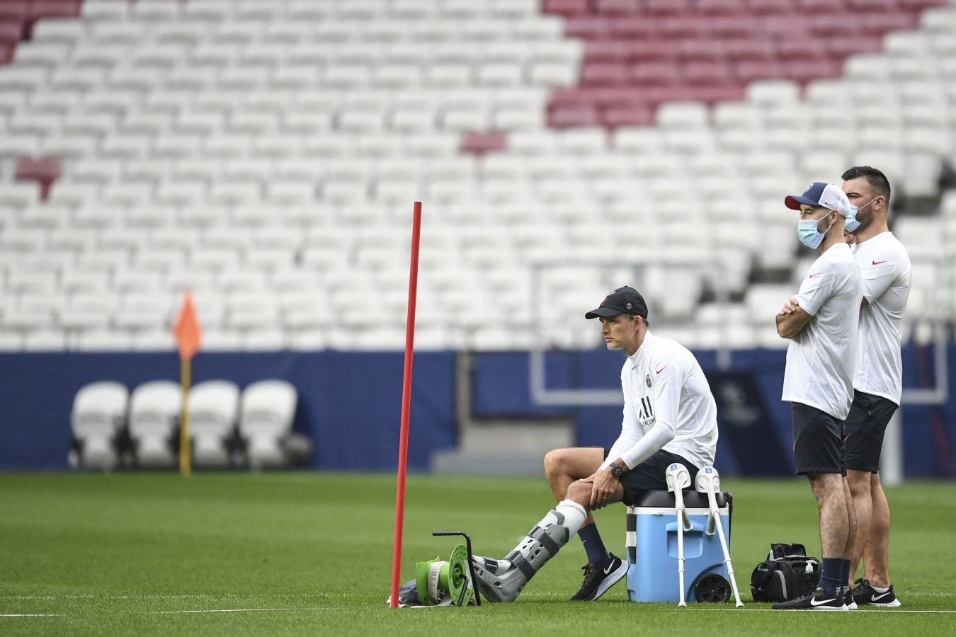 El entrenador del PSG, con un esguince en el quinto metatarsiano, dirigió el choque frente al Atalanta con una férula en su tobillo izquierdo fabricada por Gureak