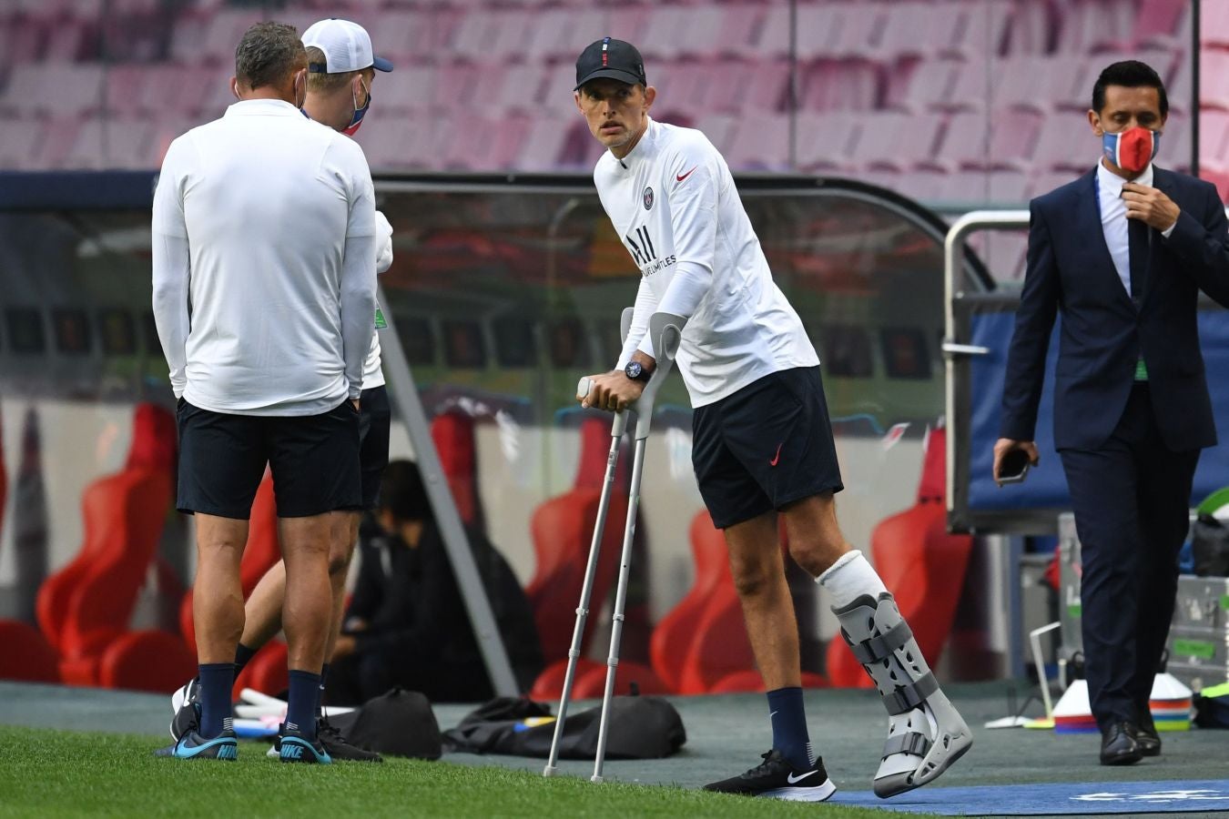 El entrenador del PSG, con un esguince en el quinto metatarsiano, dirigió el choque frente al Atalanta con una férula en su tobillo izquierdo fabricada por Gureak