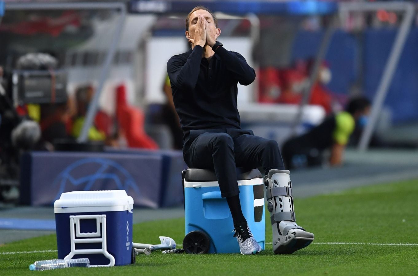 El entrenador del PSG, con un esguince en el quinto metatarsiano, dirigió el choque frente al Atalanta con una férula en su tobillo izquierdo fabricada por Gureak