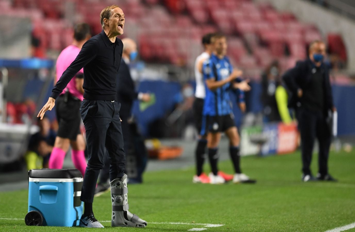 El entrenador del PSG, con un esguince en el quinto metatarsiano, dirigió el choque frente al Atalanta con una férula en su tobillo izquierdo fabricada por Gureak