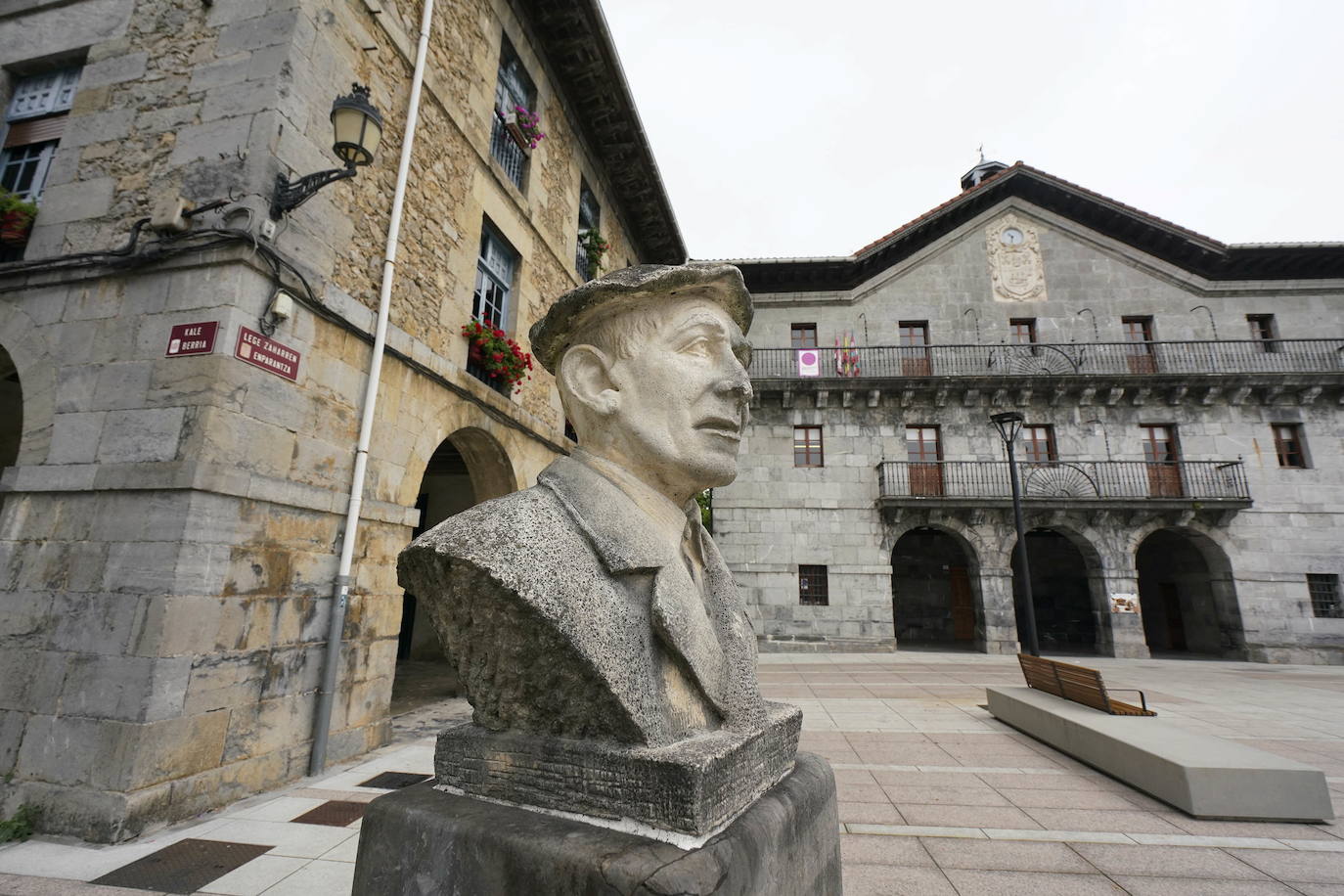 En los caseríos de esta localidad de Tolosaldea han nacido guipuzcoanos ilustres como Julián Lizardi, Pello Errota o Bernardo Atxaga, autor de Obaba