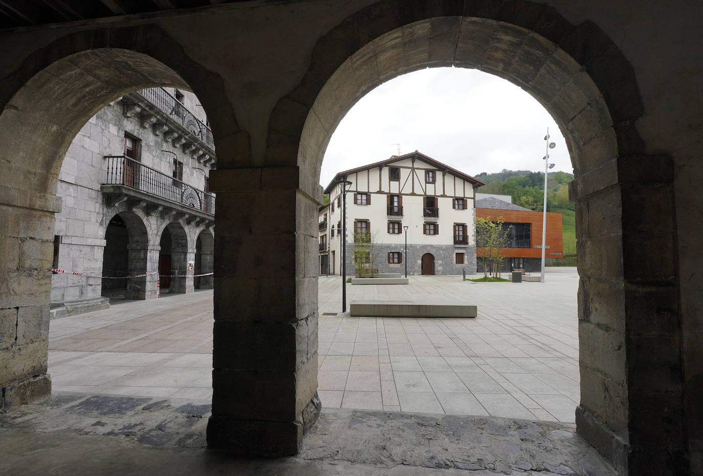 En los caseríos de esta localidad de Tolosaldea han nacido guipuzcoanos ilustres como Julián Lizardi, Pello Errota o Bernardo Atxaga, autor de Obaba