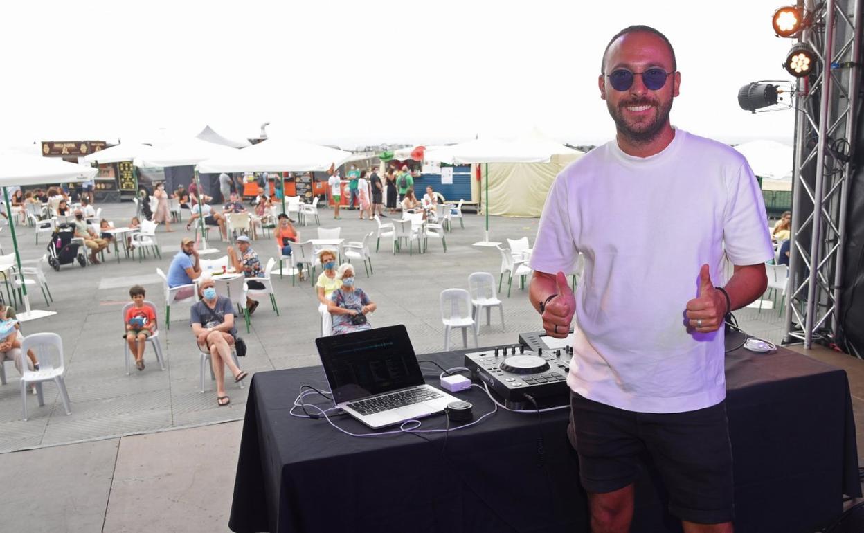 Álex del Toro, el pasado lunes en las terrazas del Kursaal, donde ofreció su primera sesión de DJ en cinco meses. 