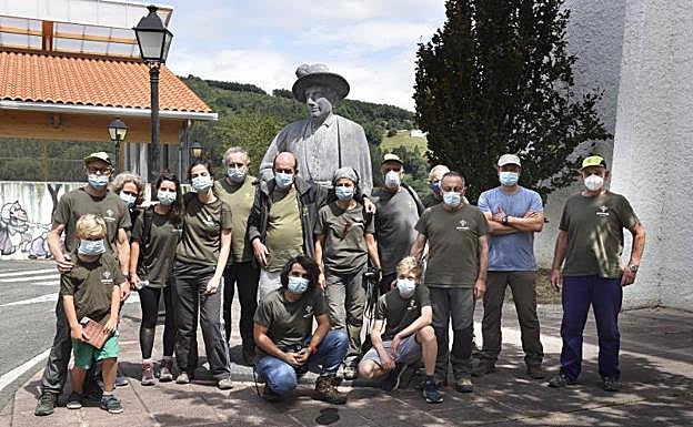 Imagen principal - «Si el gigante de Altzo está en el cementerio, vamos a encontrarlo y si no, es que se lo llevó alguien»