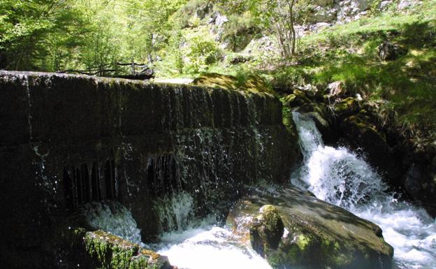 El río, fiel compañero de viaje durante el recorrido por los Arrudos
