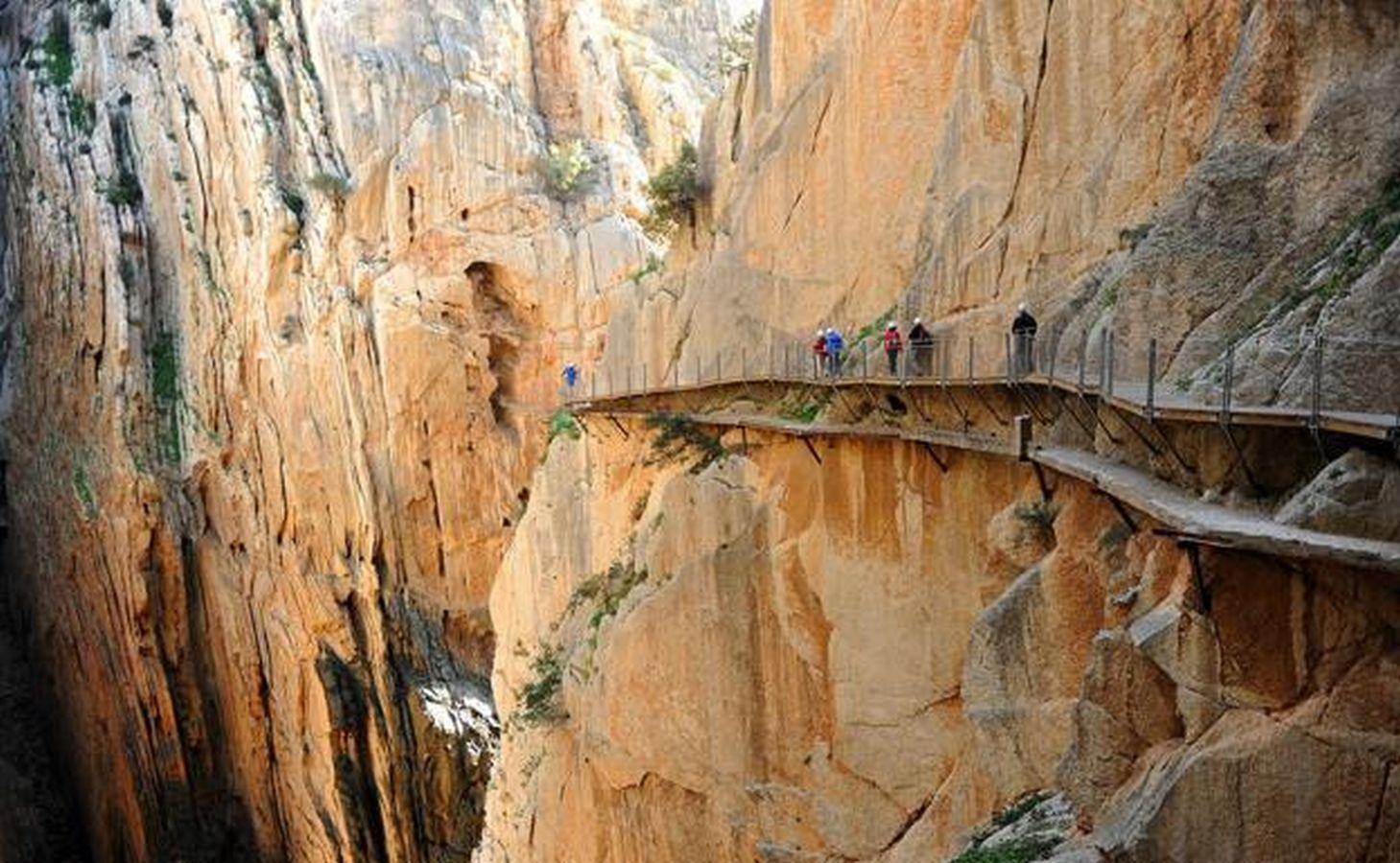 Caminito del Rey, Málaga / Hasta hace poco el Caminito del Rey era considerada uno de los senderos más peligrosos de España. Pero después de pasar 25 años cerrado y desde su renovación, ha pasado a convertirse en uno de los más seguros pero igualmente sigue estando entre los más impresionantes. ¿La razón? Este sendero transcurre por el desfiladero de los Gaitanes, a más de 100 metros de altura y por encima del río Guadalhorce, que ha excavado este gran cañón.