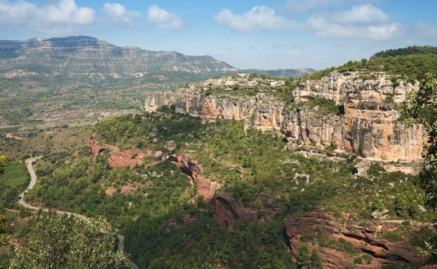 Siruana, Tarragona / Esta ruta de origen medieval, discurre por una estrecha senda elevada en la pared rocosa. Su itinerario parte del aparcamiento situado junto a las ruinas del castillo y transcurre por un imponente paisaje en el que veremos casas de piedra de origen medieval, ruinas de un castillo árabe y una imponente fortificación.