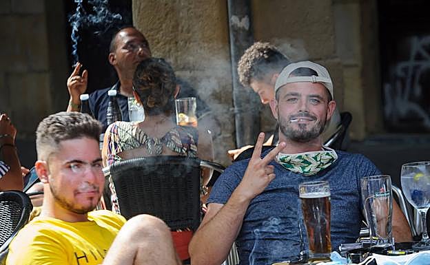 «Si es por el bien de todos, habrá que dejar de fumar en la calle»