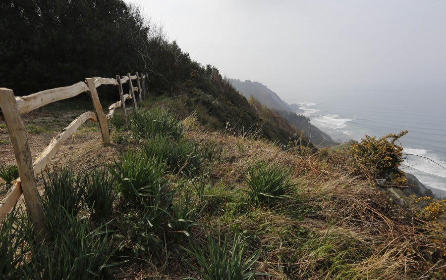 Enclavada en uno de los tramos más impresionantes de la costa, en una bellísima bahía, invita a perderse por las calles de su casco histórico y a disfrutar de sus hermosas playas. 
