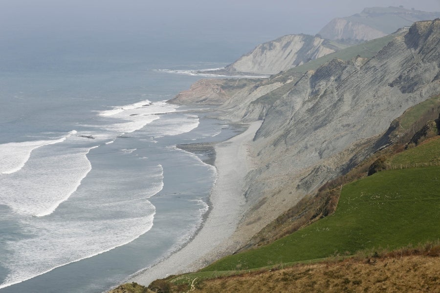 Enclavada en uno de los tramos más impresionantes de la costa, en una bellísima bahía, invita a perderse por las calles de su casco histórico y a disfrutar de sus hermosas playas. 
