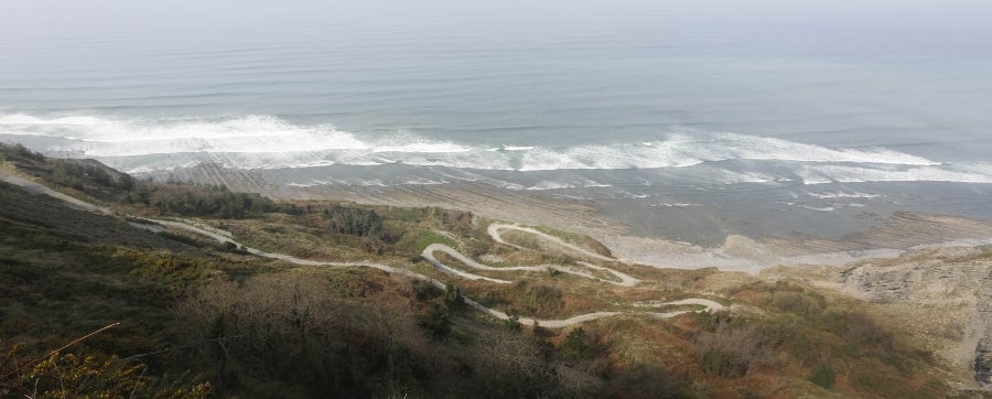 Enclavada en uno de los tramos más impresionantes de la costa, en una bellísima bahía, invita a perderse por las calles de su casco histórico y a disfrutar de sus hermosas playas. 