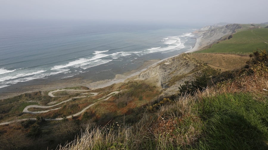 Enclavada en uno de los tramos más impresionantes de la costa, en una bellísima bahía, invita a perderse por las calles de su casco histórico y a disfrutar de sus hermosas playas. 