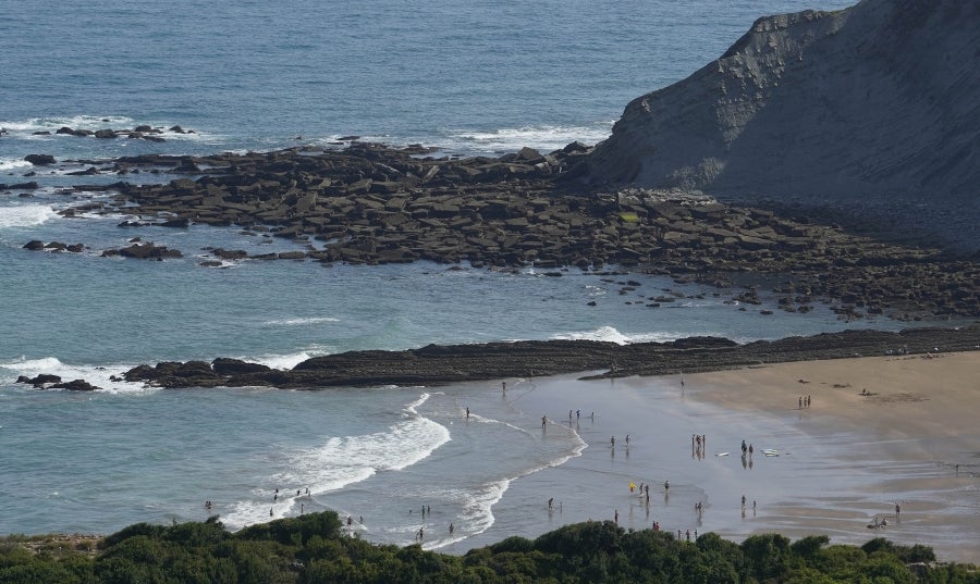 Enclavada en uno de los tramos más impresionantes de la costa, en una bellísima bahía, invita a perderse por las calles de su casco histórico y a disfrutar de sus hermosas playas. 