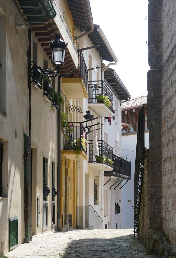 Enclavada en uno de los tramos más impresionantes de la costa, en una bellísima bahía, invita a perderse por las calles de su casco histórico y a disfrutar de sus hermosas playas. 