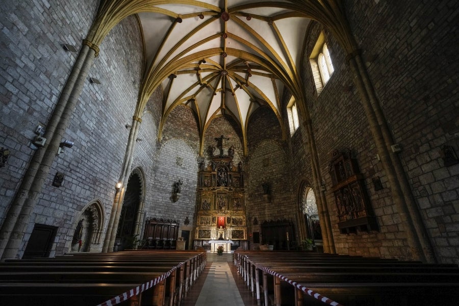 Enclavada en uno de los tramos más impresionantes de la costa, en una bellísima bahía, invita a perderse por las calles de su casco histórico y a disfrutar de sus hermosas playas. 