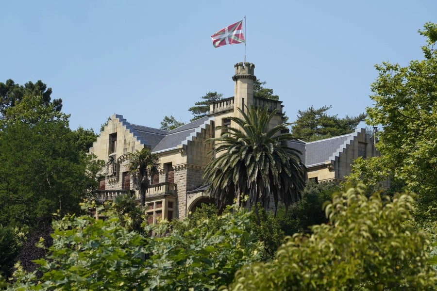 Enclavada en uno de los tramos más impresionantes de la costa, en una bellísima bahía, invita a perderse por las calles de su casco histórico y a disfrutar de sus hermosas playas. 