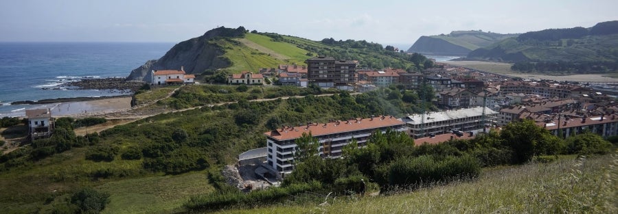 Enclavada en uno de los tramos más impresionantes de la costa, en una bellísima bahía, invita a perderse por las calles de su casco histórico y a disfrutar de sus hermosas playas. 