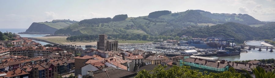 Enclavada en uno de los tramos más impresionantes de la costa, en una bellísima bahía, invita a perderse por las calles de su casco histórico y a disfrutar de sus hermosas playas. 
