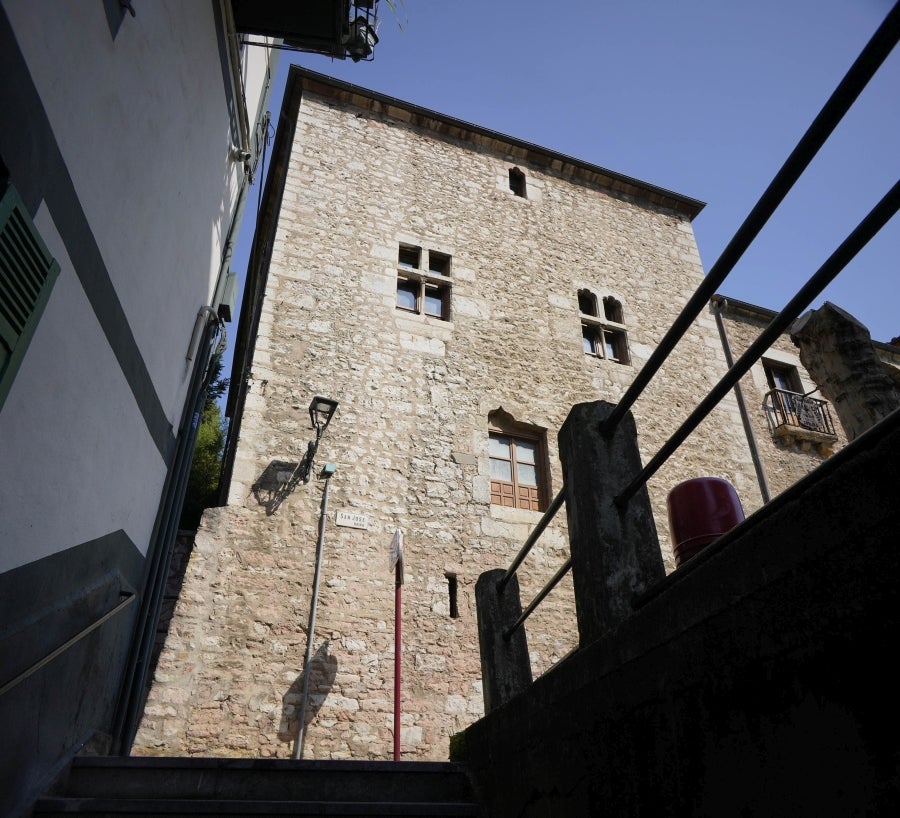 Enclavada en uno de los tramos más impresionantes de la costa, en una bellísima bahía, invita a perderse por las calles de su casco histórico y a disfrutar de sus hermosas playas. 