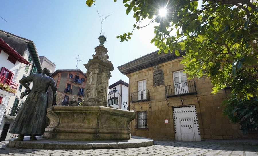 Enclavada en uno de los tramos más impresionantes de la costa, en una bellísima bahía, invita a perderse por las calles de su casco histórico y a disfrutar de sus hermosas playas. 
