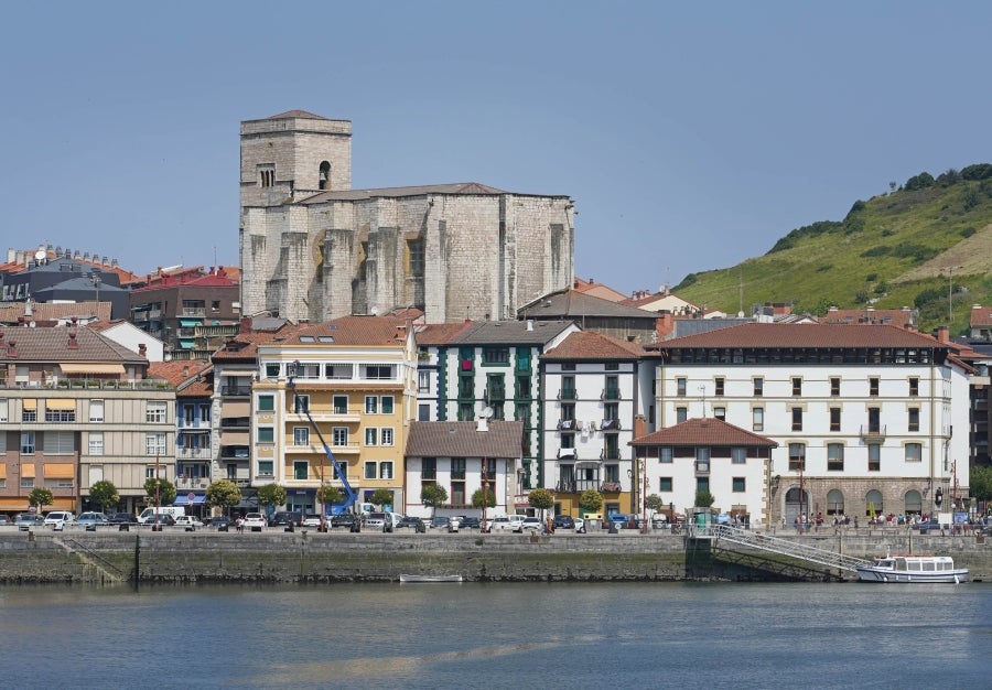 Enclavada en uno de los tramos más impresionantes de la costa, en una bellísima bahía, invita a perderse por las calles de su casco histórico y a disfrutar de sus hermosas playas. 