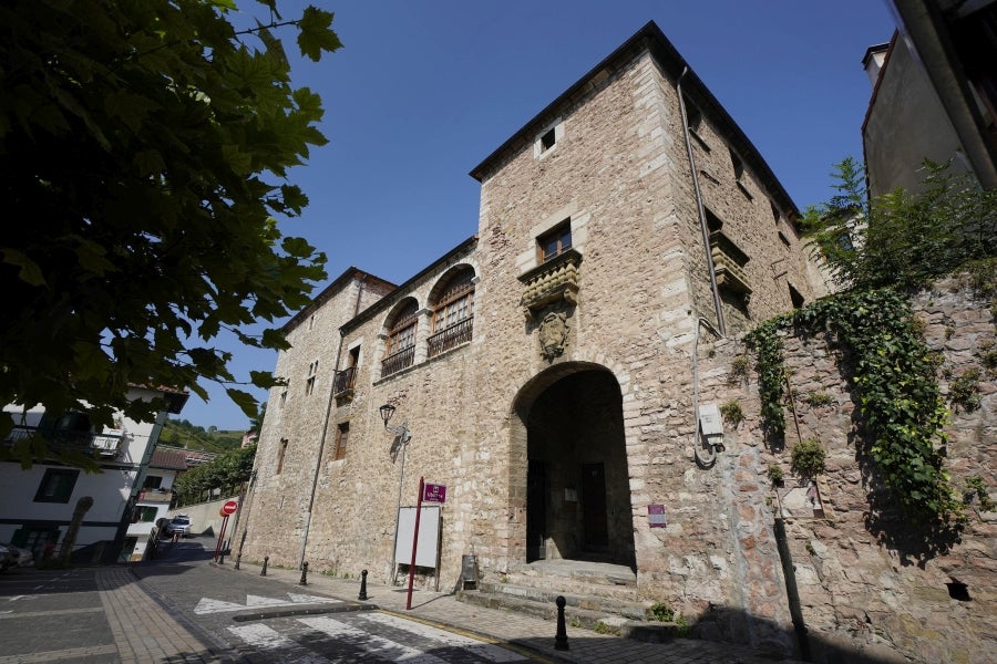 Enclavada en uno de los tramos más impresionantes de la costa, en una bellísima bahía, invita a perderse por las calles de su casco histórico y a disfrutar de sus hermosas playas. 