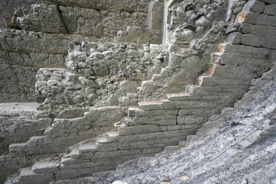 Enclavada en uno de los tramos más impresionantes de la costa, en una bellísima bahía, invita a perderse por las calles de su casco histórico y a disfrutar de sus hermosas playas. 