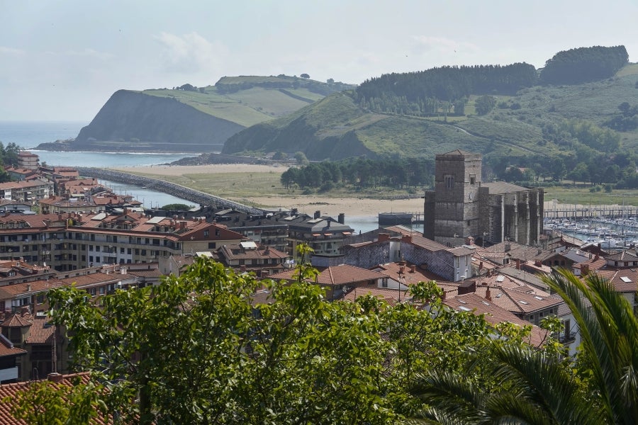 Enclavada en uno de los tramos más impresionantes de la costa, en una bellísima bahía, invita a perderse por las calles de su casco histórico y a disfrutar de sus hermosas playas. 