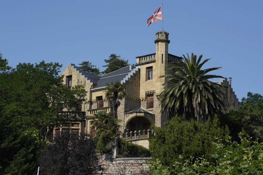 Enclavada en uno de los tramos más impresionantes de la costa, en una bellísima bahía, invita a perderse por las calles de su casco histórico y a disfrutar de sus hermosas playas. 