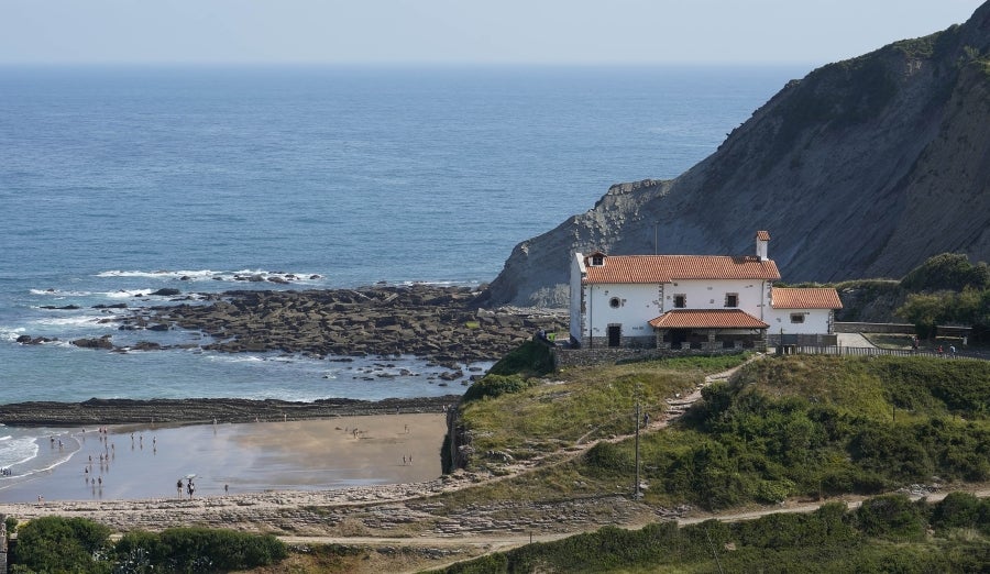 Enclavada en uno de los tramos más impresionantes de la costa, en una bellísima bahía, invita a perderse por las calles de su casco histórico y a disfrutar de sus hermosas playas. 