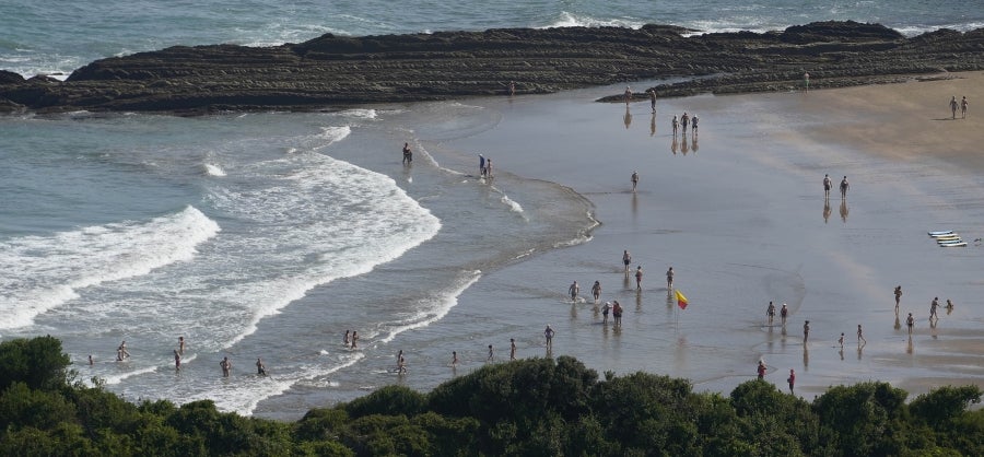 Enclavada en uno de los tramos más impresionantes de la costa, en una bellísima bahía, invita a perderse por las calles de su casco histórico y a disfrutar de sus hermosas playas. 