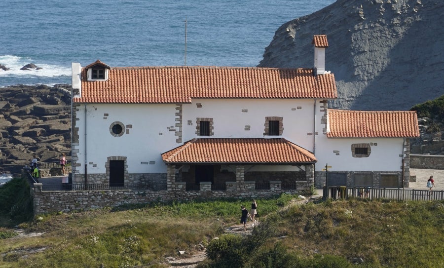 Enclavada en uno de los tramos más impresionantes de la costa, en una bellísima bahía, invita a perderse por las calles de su casco histórico y a disfrutar de sus hermosas playas. 