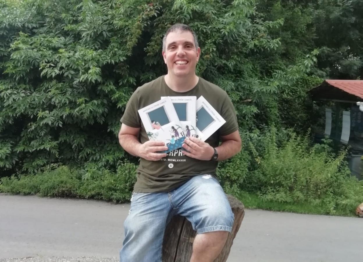 Iñigo Legorburu con la obra que ha sido editada.