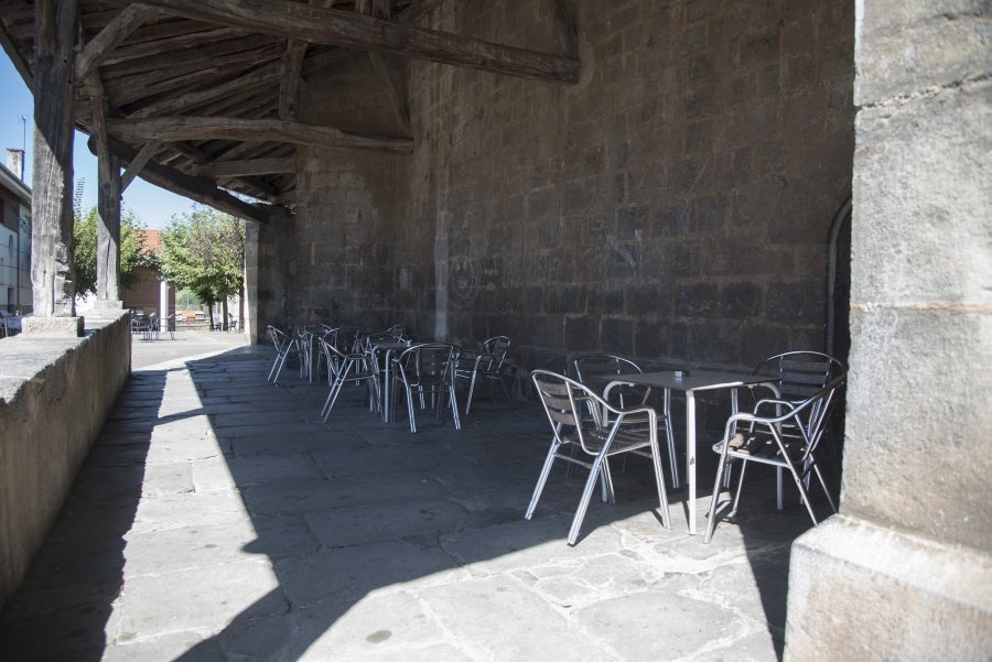 A pesar de situarse en Tolosaldea, Aduna se agregó a Donostia desde el año 1450 a 1883, anexión que provocó tensiones entre Tolosa y la capital guipuzcoana. 