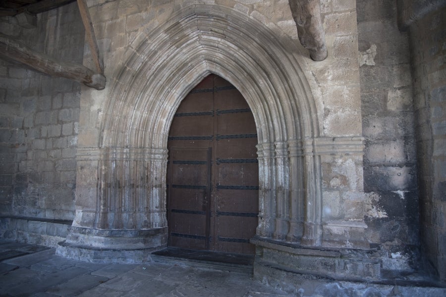 A pesar de situarse en Tolosaldea, Aduna se agregó a Donostia desde el año 1450 a 1883, anexión que provocó tensiones entre Tolosa y la capital guipuzcoana. 