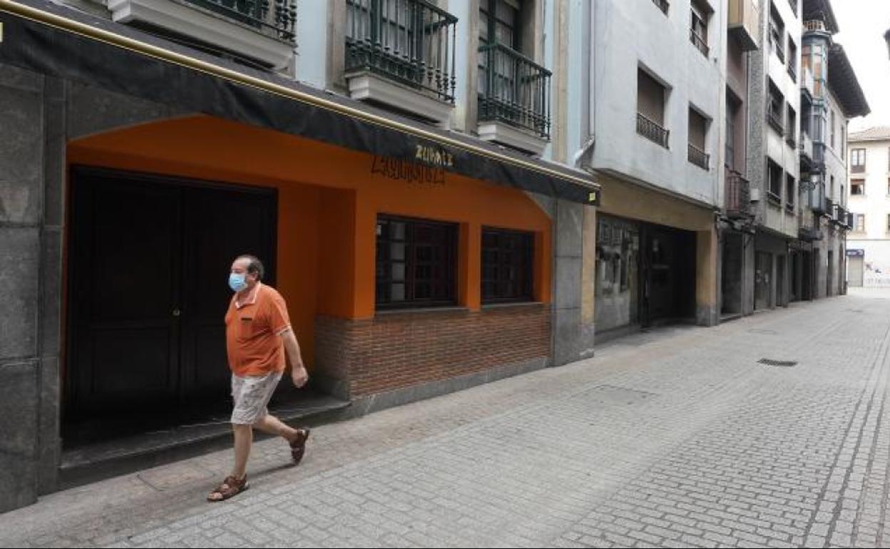 Calles vacías y establecimientos cerrados en Azpeitia. 