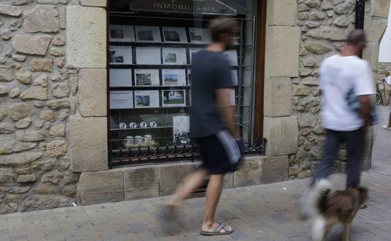 Carteles con pisos de alquiler. 